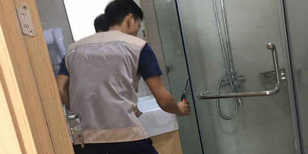 Cách tự chế nước tẩy rửa nhà tắm, nước lau kính sạch và an toàn cho bạn