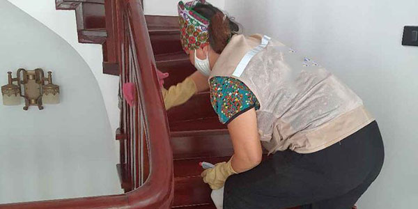 Bạn có thể tự vệ sinh nhà cửa hoặc nhờ tới sự trợ giúp của các dịch vụ tổng vệ sinh nhà ở