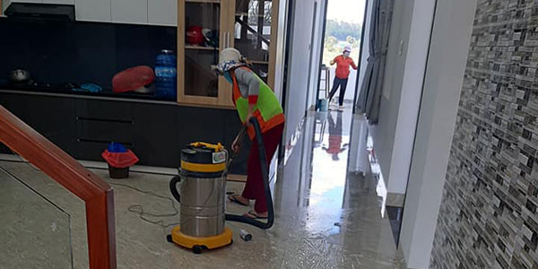 Đội vệ sinh công nghiệp đang dọn dẹp, vệ sinh nhà cửa cho khách hàng
