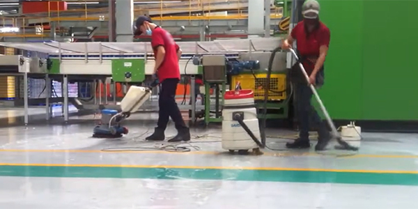 Máy chà, máy hút bụi- nước là những dụng cụ vệ sinh sàn nhà xưởng không thể thiếu 
