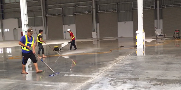 Các loại máy vệ sinh nền nhà xưởng thông dụng : máy chà sàn đơn, máy chà sàn liên hợp, máy hút bụi,..