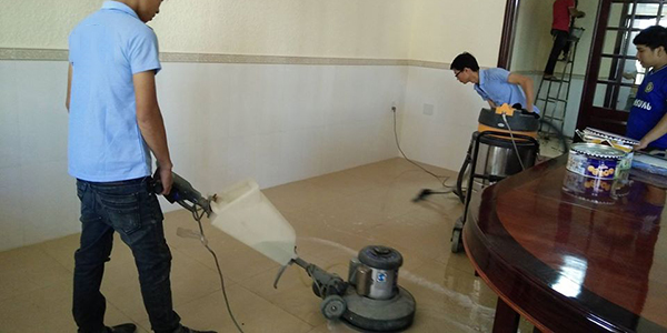 Nhân viên dịch vụ vệ sinh đang tiến hành chà sàn công trình cho khách hàng