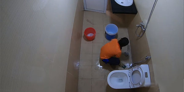 Làm sạch, tẩy uế nhà vệ sinh là công việc không thể bỏ qua trong quy trình vệ sinh chung cư