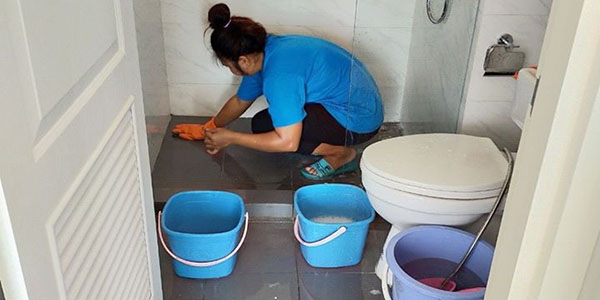 Khi tiến hành làm sạch phòng ở, đừng quên làm sạch nhà vệ sinh bạn nhé