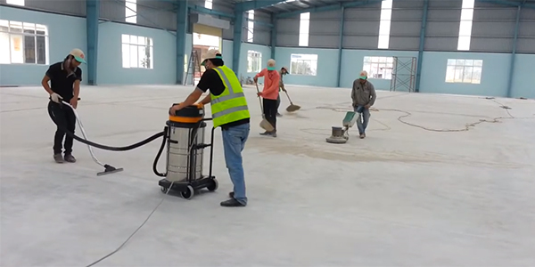 Nhân viên dịch vụ vệ sinh công nghiệp đang tiến hành làm sạch sàn nhà xưởng cho khách hàng