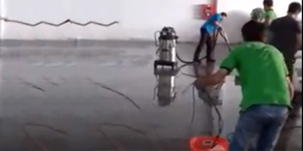 Nhân viên dịch vụ vệ sinh công nghiệp đang tiến hành vệ sinh sàn nhà xưởng cho khách hàng