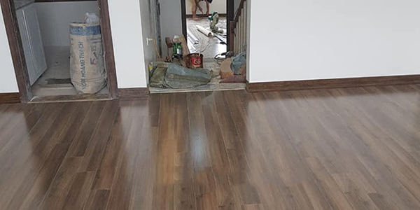 Lau sàn gỗ bằng gì hiệu quả