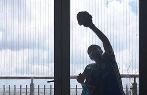 Cách vệ sinh kính chung cư an toàn, nhanh chóng tại Ninh Bình