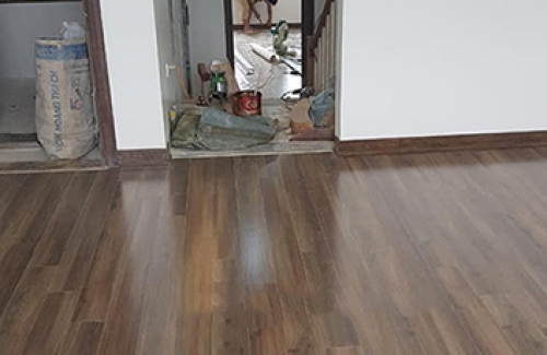 Lau sàn gỗ bằng gì sạch bóng không bị hư tại Ninh Bình