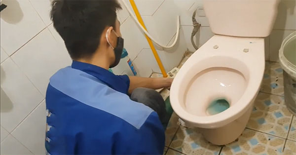 Xử lý thông tắc toilet chuyên nghiệp hiệu quả